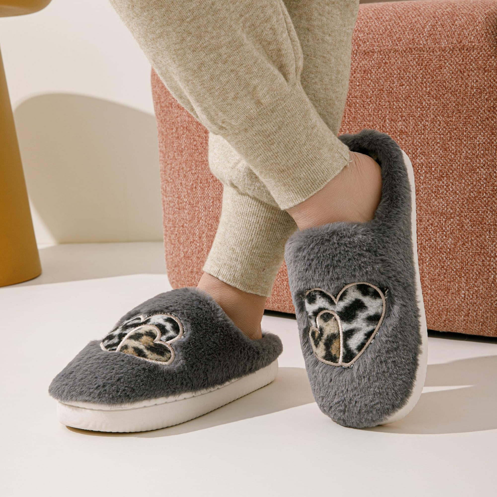 JOMIX Hausschuhe Damen Winter Warme Plüsch Gefüttert Pantoffeln Bequeme Rutschfeste Herzen Leopard Slippers Elegant Puschen